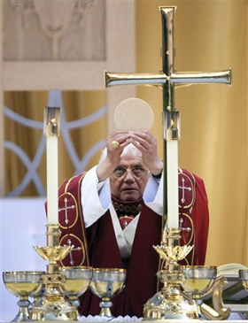 Benedykt XVI podczs sprawowania Eucharystii